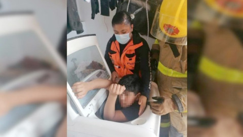 Menor queda atrapado en una lavadora 