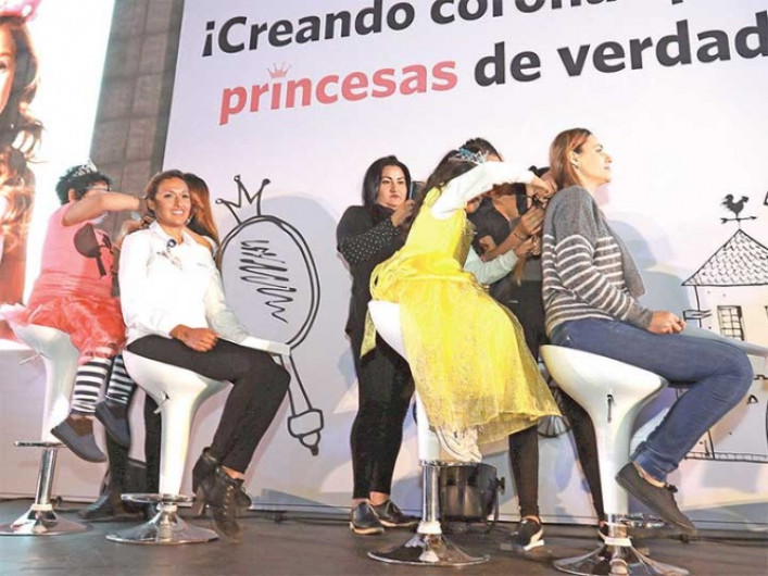 Donan su cabello a "Creando coronas para princesas de verdad"