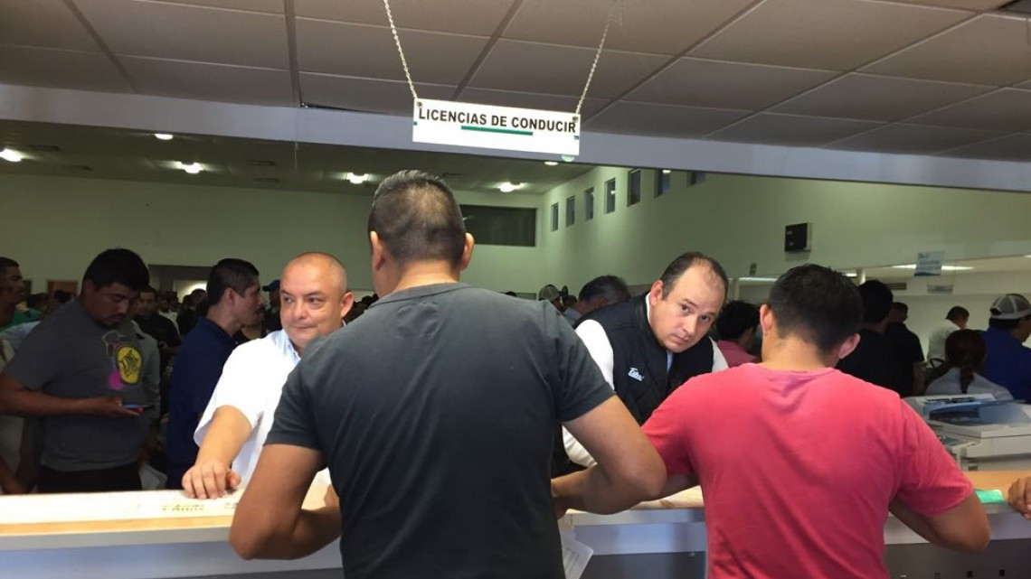 Saturan contribuyentes Oficina Fiscal, aprovechan descuentos