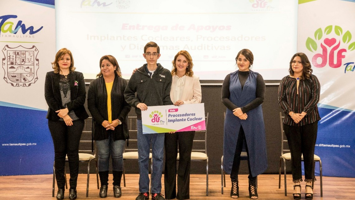Entrega DIF apoyos auditivos a niñas, niños y adolescentes