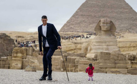 El épico encuentro entre el hombre más alto del mundo y la mujer más pequeña