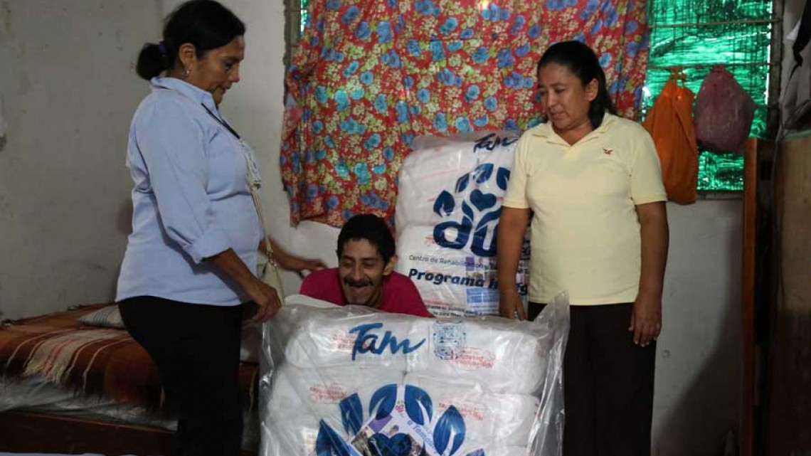 Apoya DIF a familias vulnerables con familiares discapacitados