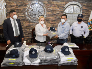 Dota Alma Laura Amparán uniformes a agentes de tránsito