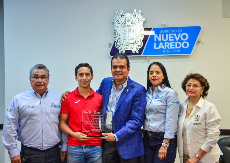 Reconoce alcalde de Nuevo Laredo a joven por sus méritos deportivos