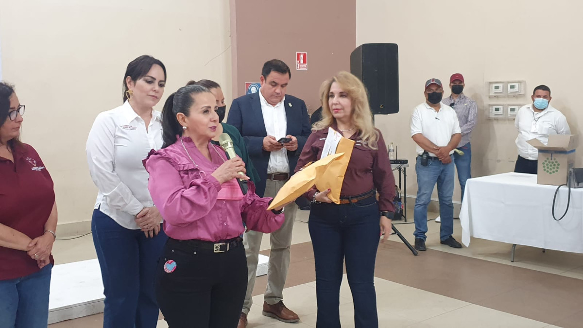 Entregan anteojos para diferentes diagnósticos