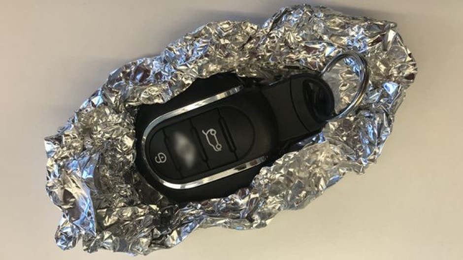 Envolver las llaves de tu auto en papel aluminio, podría evitar que lo roben