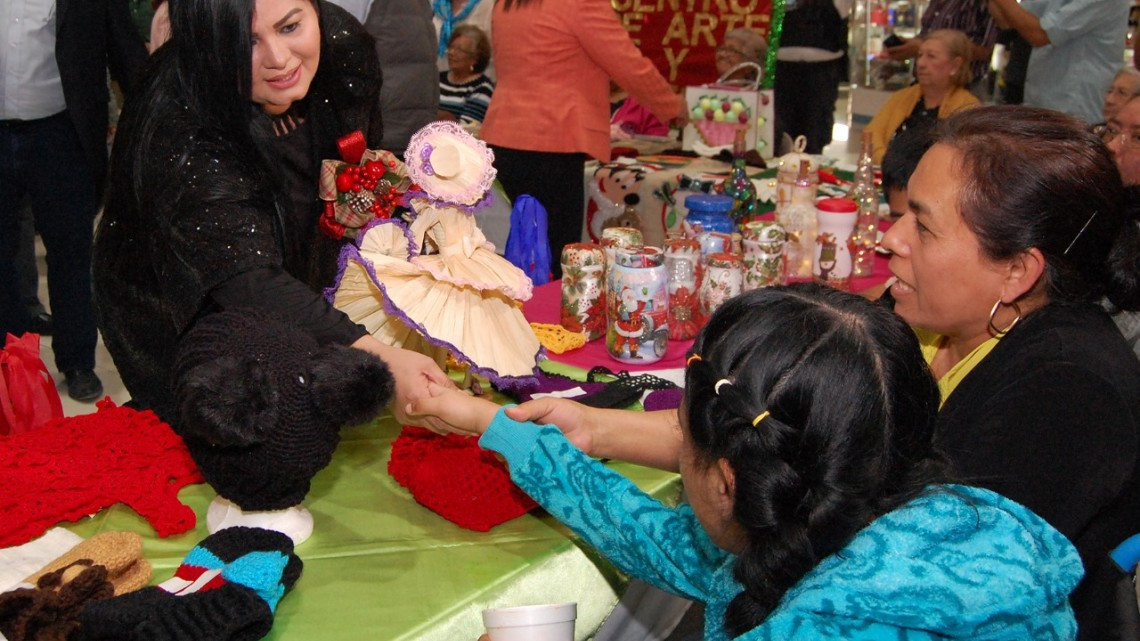 Leticia De León Inaugura Bazar Navideño 