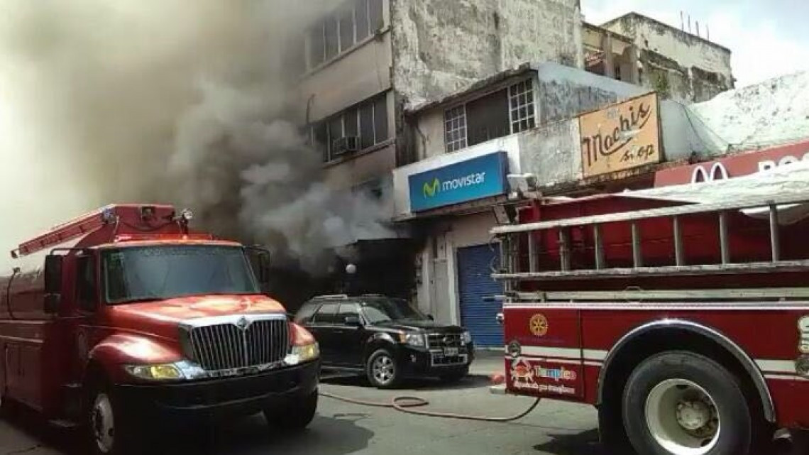 Dantesco incendio en la zona centro de Tampico afecta 3 negocios