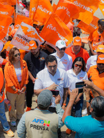 Con una grúa, Roberto Lee colocó postes de alumbrado en el Tianguis Costa Azul de Higuerillas
