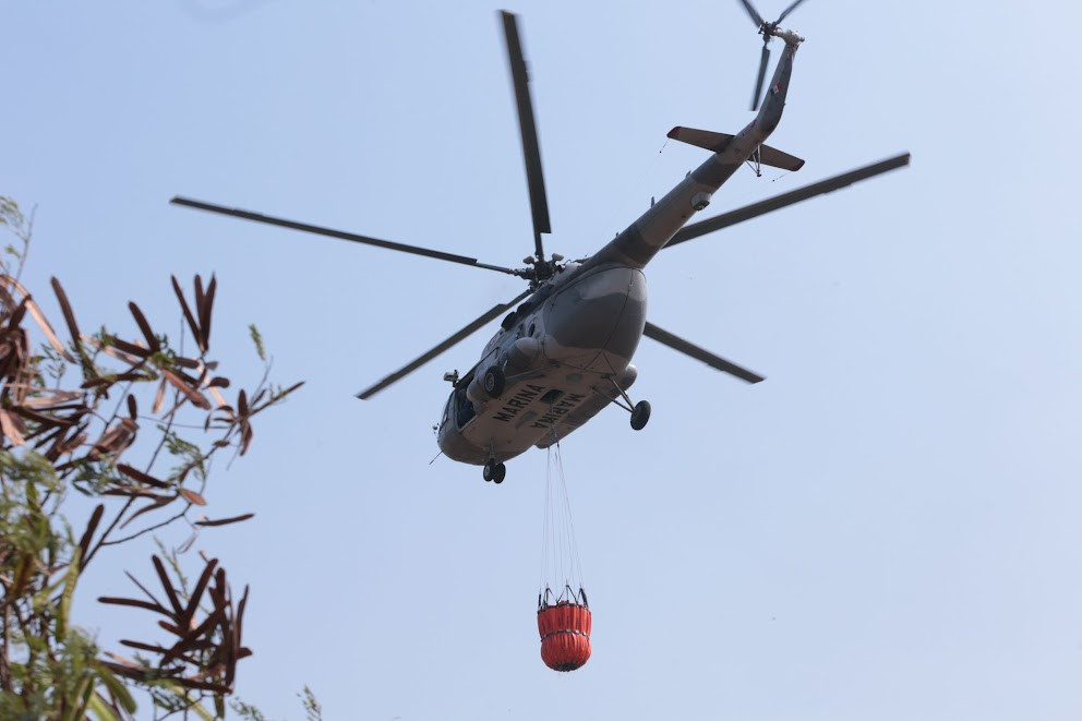 Inicia helicóptero de SEMAR combate a incendio en Cañón del Novillo