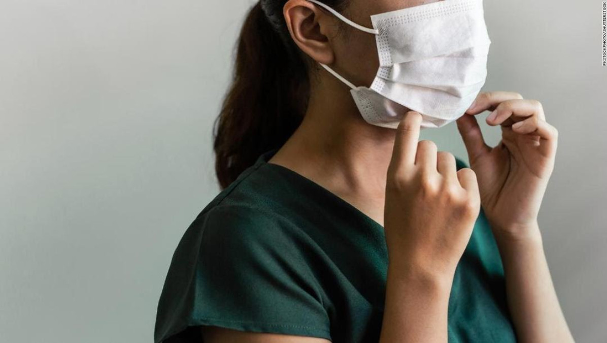 Los CDC aún recomiendan que las personas vacunadas usen cubrebocas en interiores