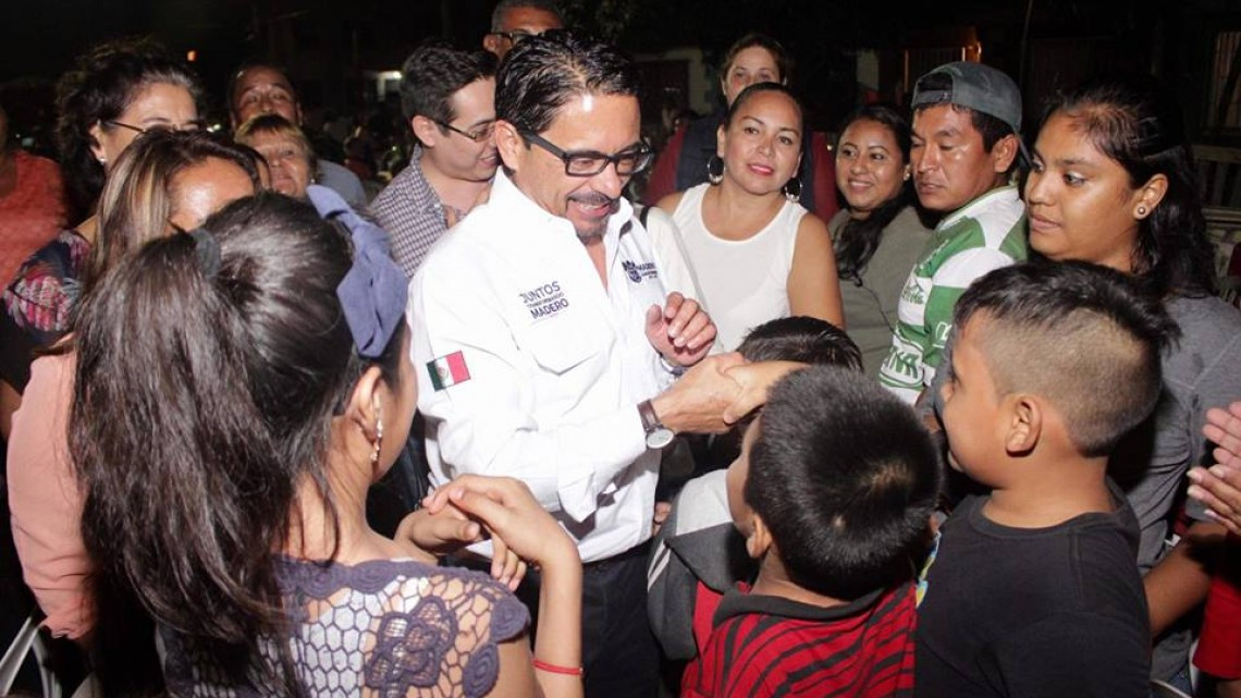 Llevan a colonias de Madero “Gira Navideña”