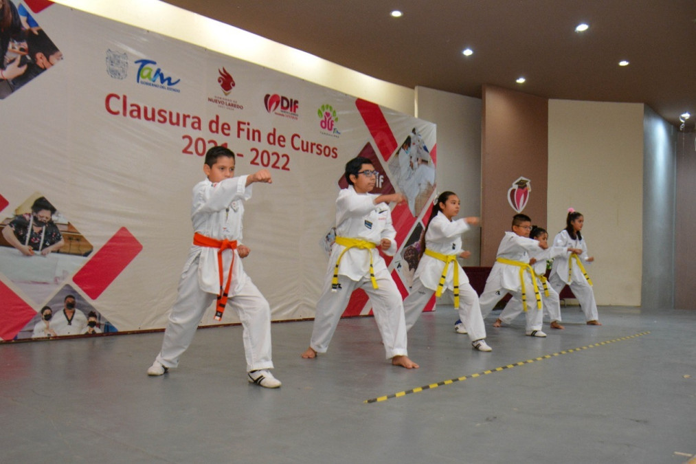 Se gradúan más de 100 alumnos de los CEDIF'S 