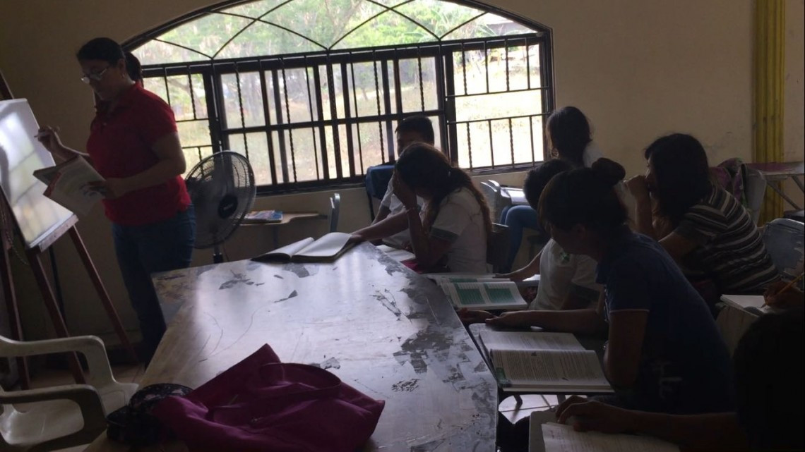 Reciben clases amontonados por carencia de aulas