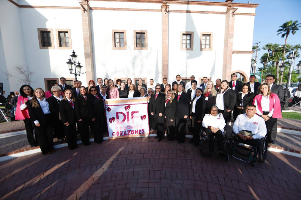 Refrenda sistema DIF compromiso de trabajar por más vulnerable en ceremonia de honores 