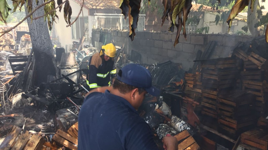 Se incendia bodega de fierro viejo en Madero