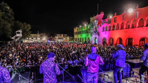Festejan miles de neolaredenses Grito de Independencia de México   