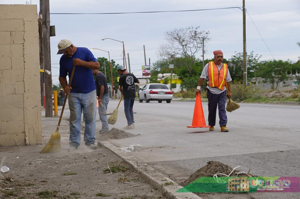 Realizan labores de limpieza en calle Cuauhtémoc
