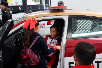 Infantes disfrutan abordar unidades oficiales de la Guardia Estatal en Feria Tamaulipas 2023
