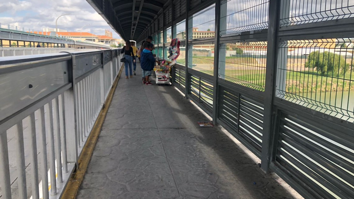 Registran puentes internacionales poca afluencia de vehículos y peatones en Nuevo Laredo