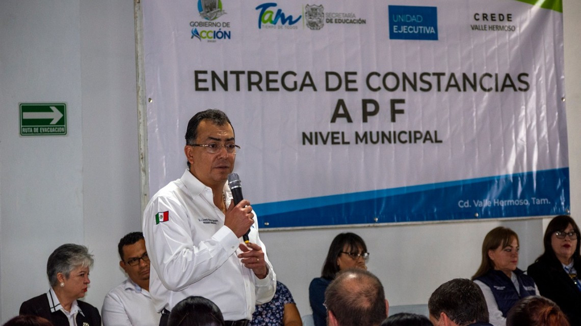 Entrega alcalde constancias APF