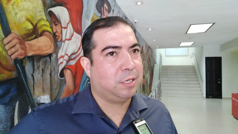 Llama Contralor a paisanos a investigar sus derechos y obligaciones