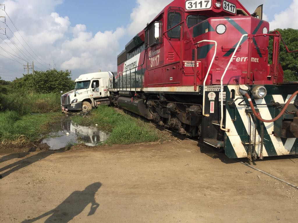 Tren embiste tráiler que transportaba material flamable