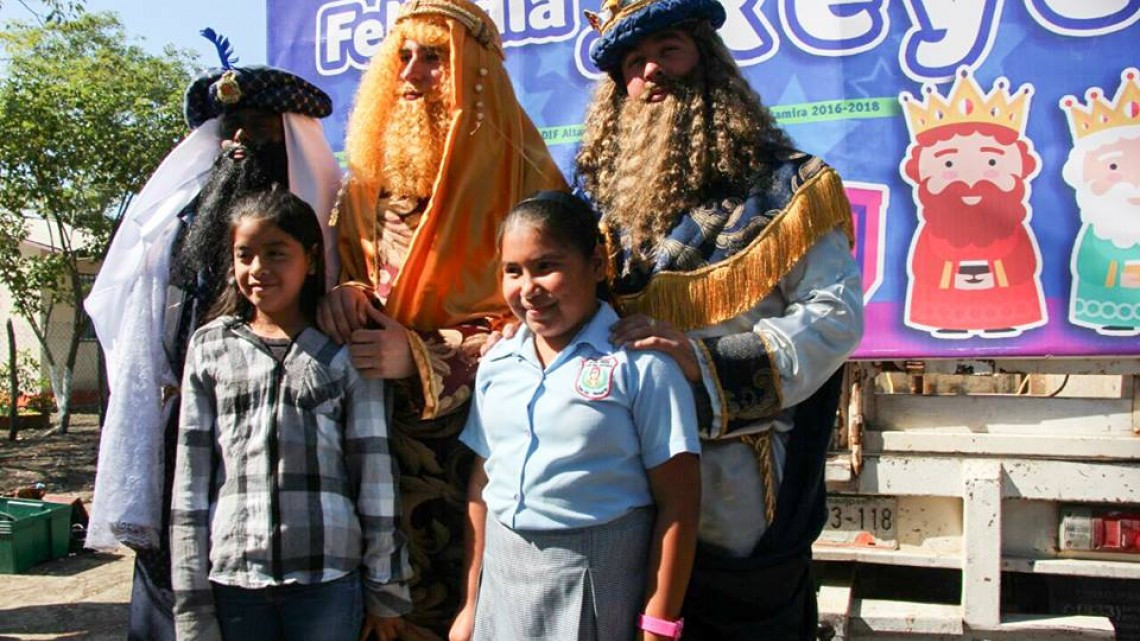 Reyes Magos visitan escuela primaria y CAIC