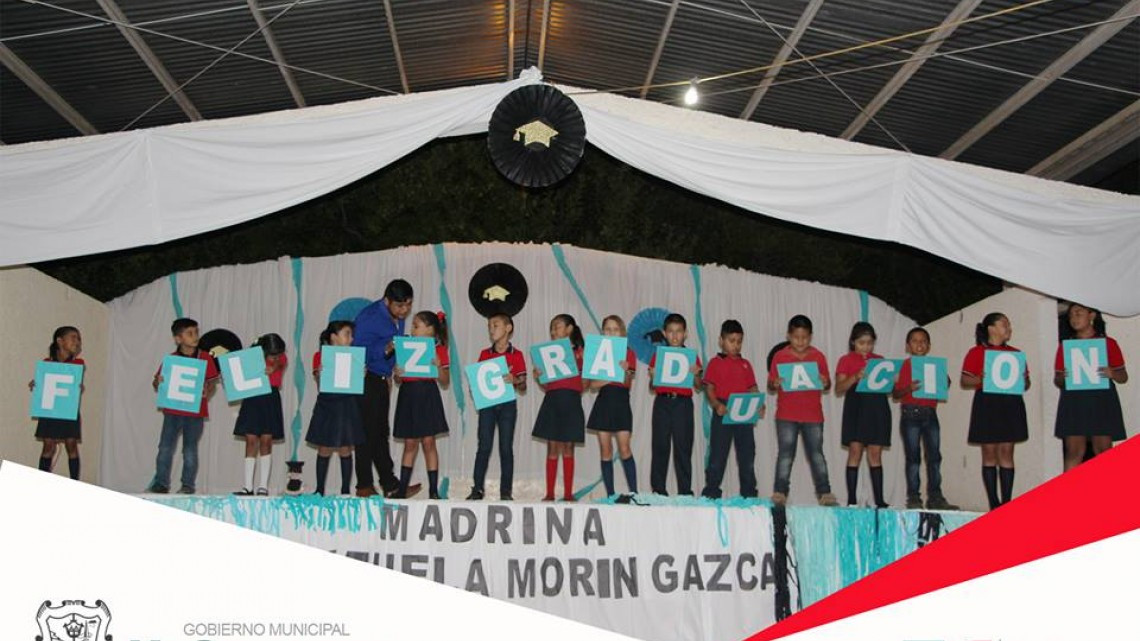 Acude alcaldesa a graduación de escuela primaria
