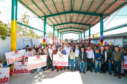 Sigue Carlos Peña Ortiz entregando Becas en colonias de Reynosa 
