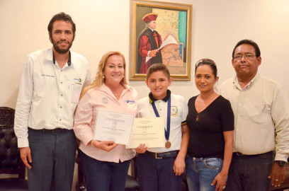 Campeón de matemáticas visita alcaldía 