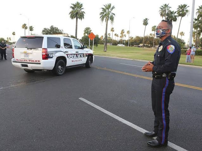 Policía de Edinburg encuentra a mujer inconsciente en vehículo