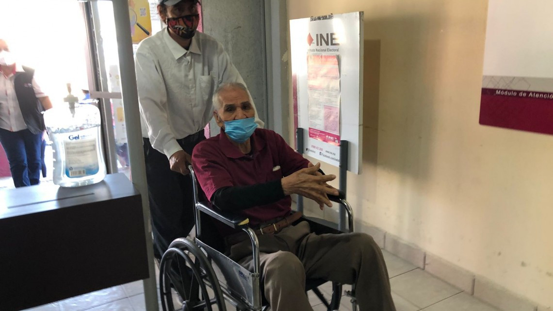 INE brinda atención prioritaria para personas de la tercera edad, con discapacidad física y mujeres embarazadas en Nuevo Laredo