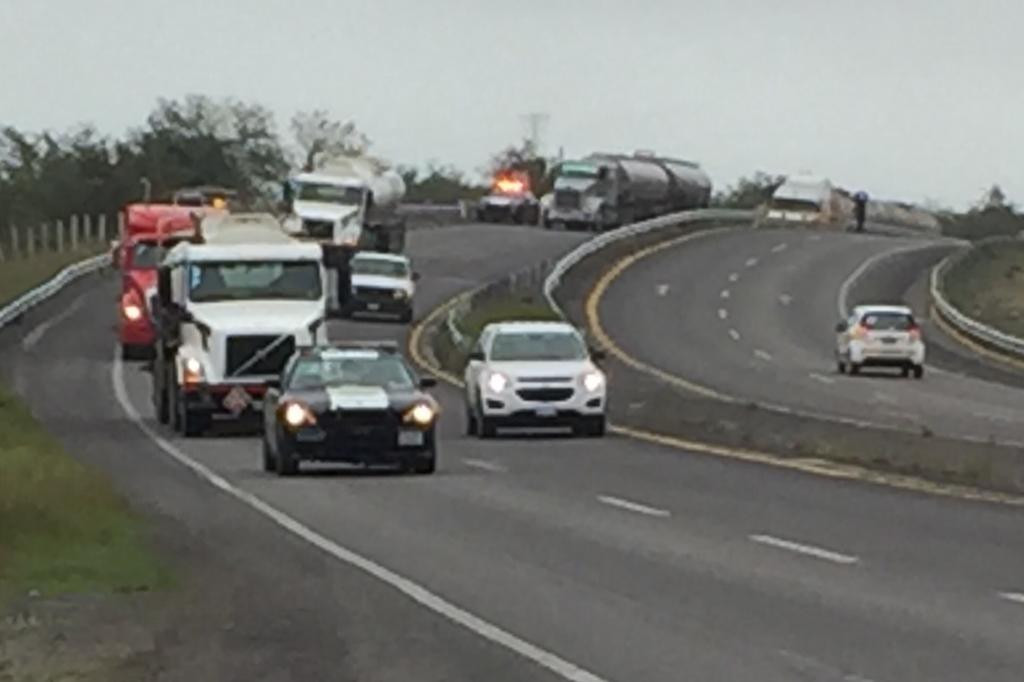 Federales custodian pipas con combustible que son llevadas a la frontera norte de Tamaulipas