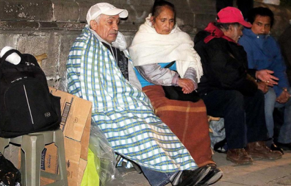 Madrugan por ayuda de 65 y más