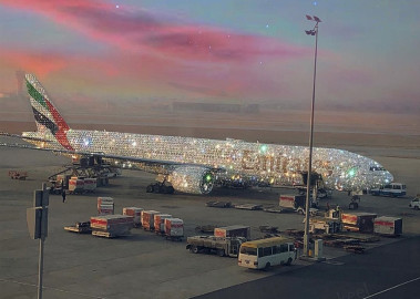 Así es el lujoso "Bling 777" el avión tapizado de diamantes de Dubai 