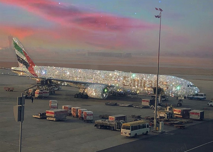 Así es el lujoso "Bling 777" el avión tapizado de diamantes de Dubai 