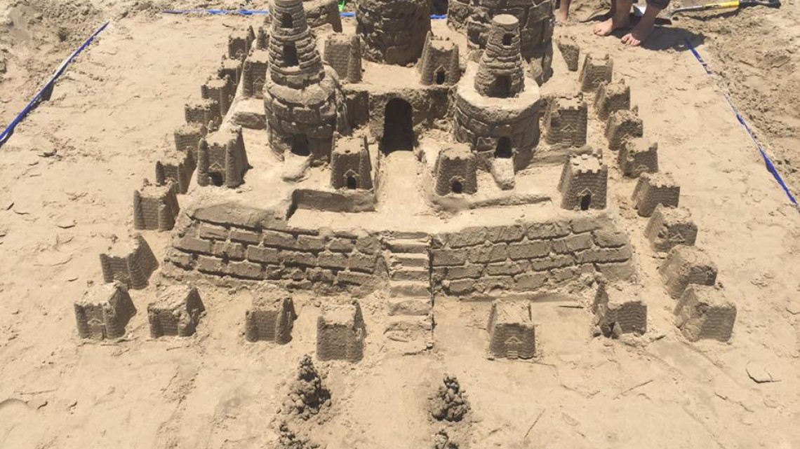 Llevan a cabo Concurso de Castillos de Arena en Playa Miramar