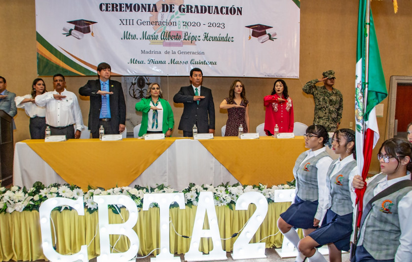 Expone Mario López testimonio de vida y motiva a graduados a conquistar sus sueños