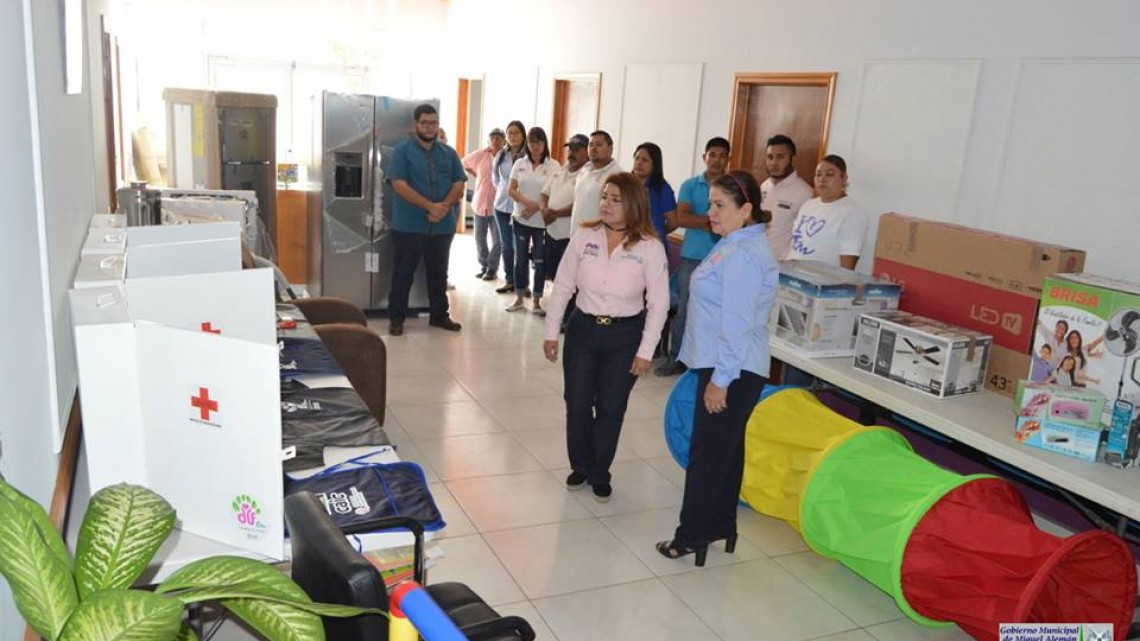 Recibe alcaldesa beneficios que envía DIF estatal