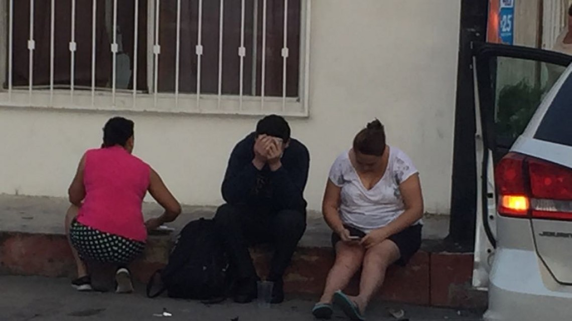 Exceso de velocidad genera volcadura en calle secundaria