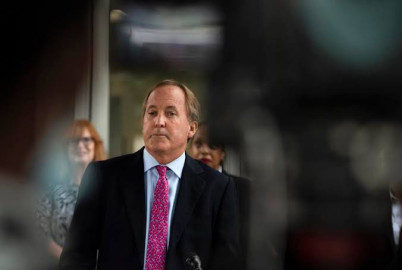 Ken Paxton presenta demanda contra administración de Biden por programa de refugiados