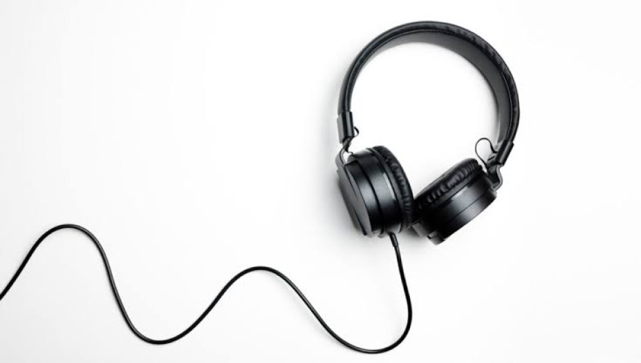 Hombre fallece de un paro cardíaco por explosión de sus audífonos