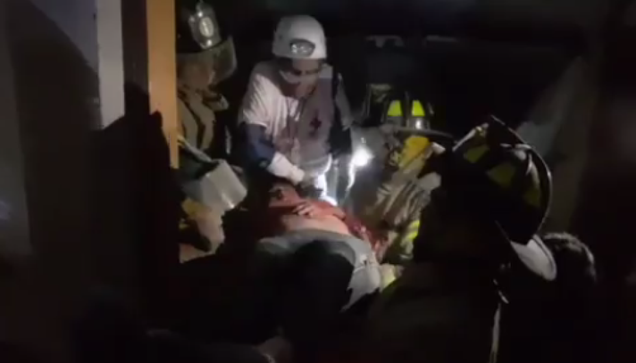 Rescatan a un hombre y una mujer en CDMX