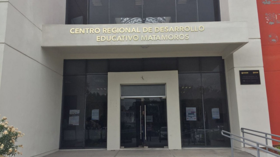 Entrega gobierno del estado becas a niñas embarazadas