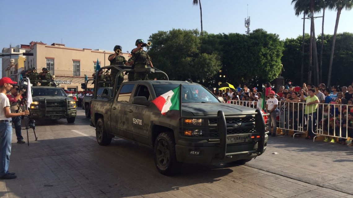Matamorenses disfrutan desfile militar