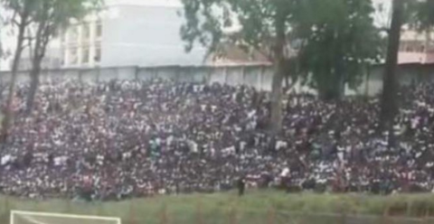 Fanáticos irrumpen estadio y dejan muertos y heridos 