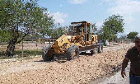Trabajan en rehabilitación de caminos