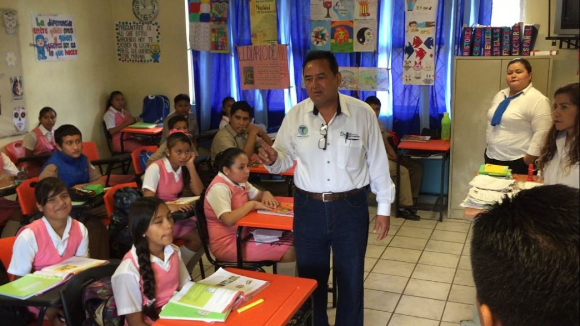 Jovencitas se lían a golpes cerca de escuelas