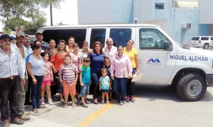 Entrega alcaldesa unidad para transporte escolar